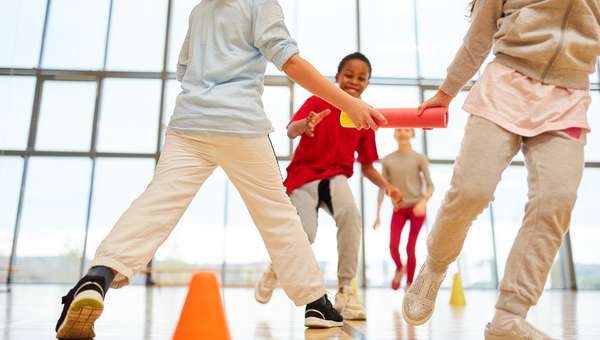 Kinder Fangis Stafette im Sportunterricht