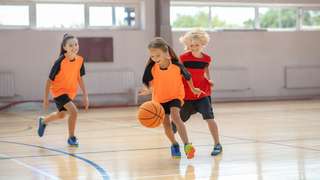 Sportunterricht beim Basketball